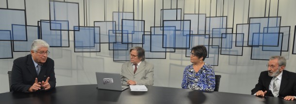 Roberto Requião é entrevistado pelos jornalistas Paulo Moreira Leite, Luciana Lima e Paulo Totti na TV Brasil. Crédito: Valter Campanato/Agência Brasil